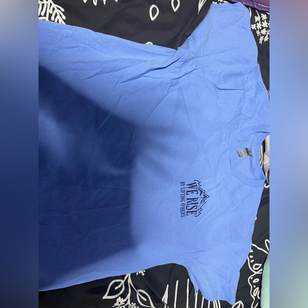 Short sleeve top.   WILL HAVE TO PAY FOR SHIPPING +18$